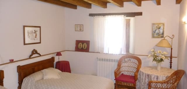 Dormitorio con vistas al pueblo