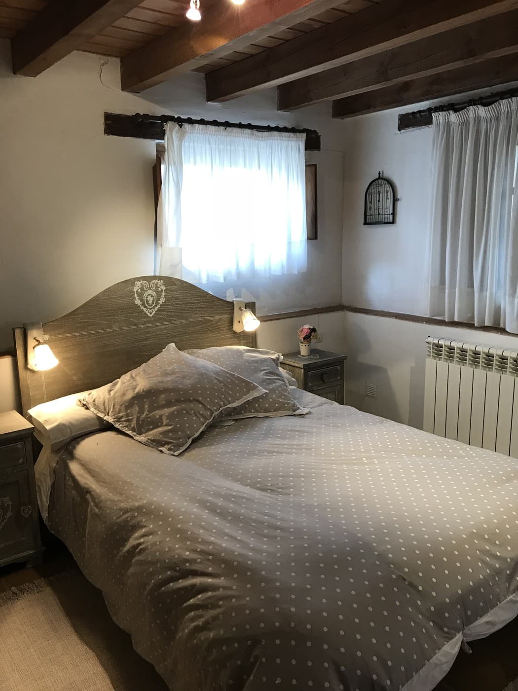 Dormitorio con vigas de madera