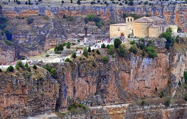 Ermita de San Frutos, antiguo monasterio sobre un meandro de las Hoces del Duratón