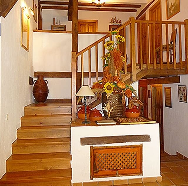 Escalera interior de madera tradicional