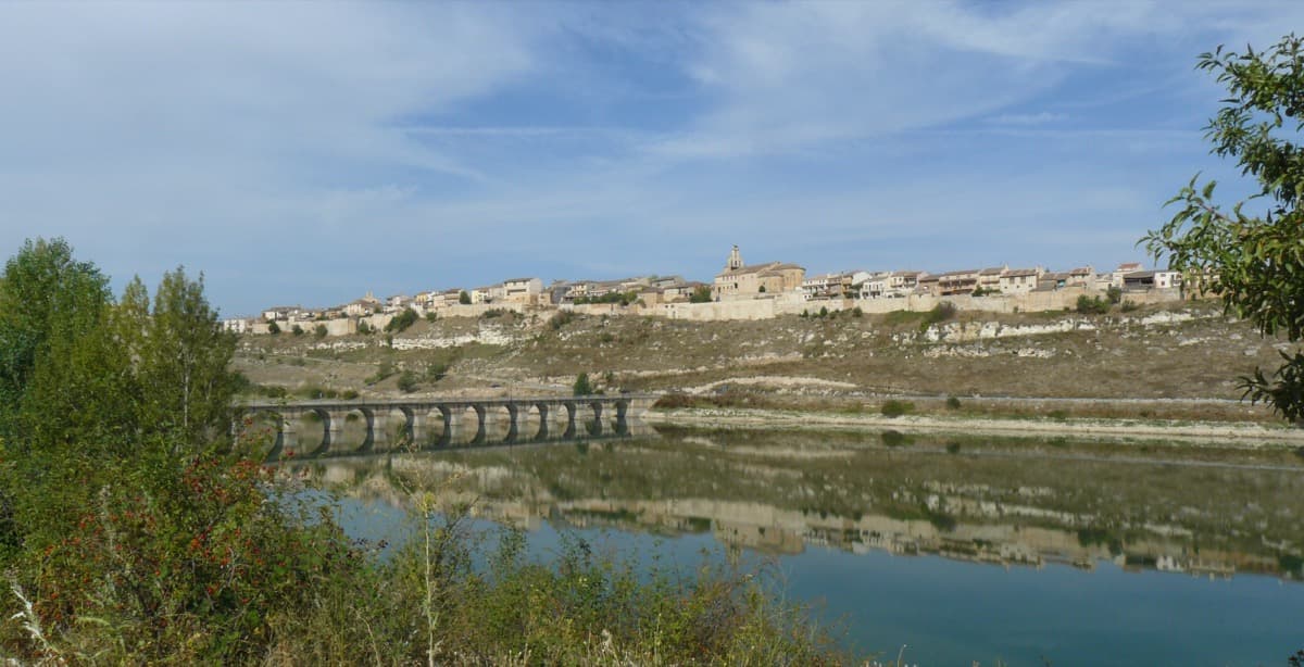 Pueblo amurallado de Maderuelo asomado al embalse de Linares