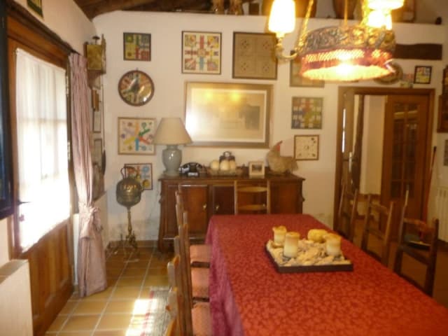 Comedor con mesa de madera maciza