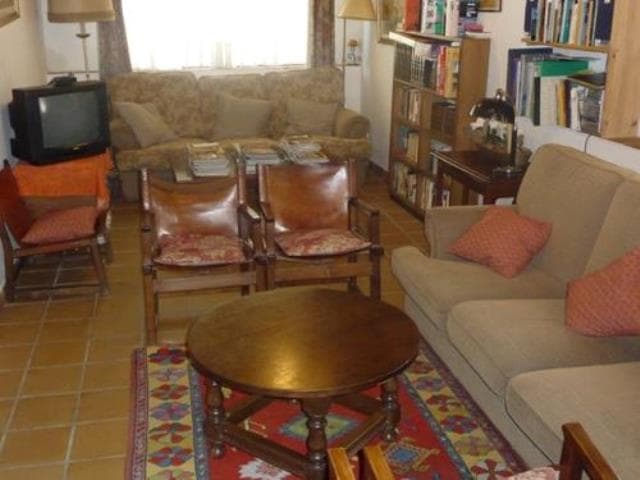 Salón con biblioteca de la Casa Rural San Vitores
